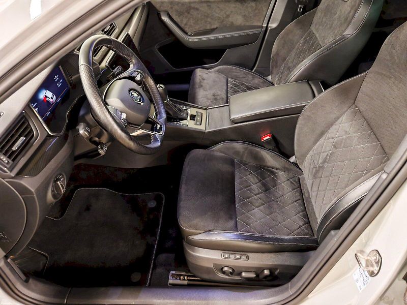 Škoda Superb (2023) Combi 2.0 TSI 140 kW DSG Sport - fotka 22 z 32