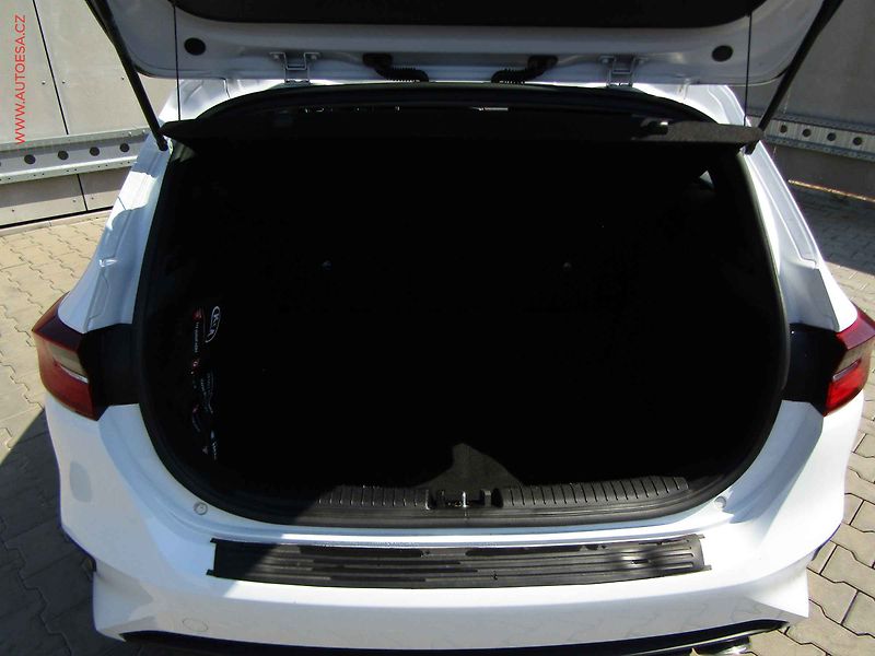 Kia Ceed (2018) 1.4i, ČR, AC, temp, tažné - fotka 7 z 21