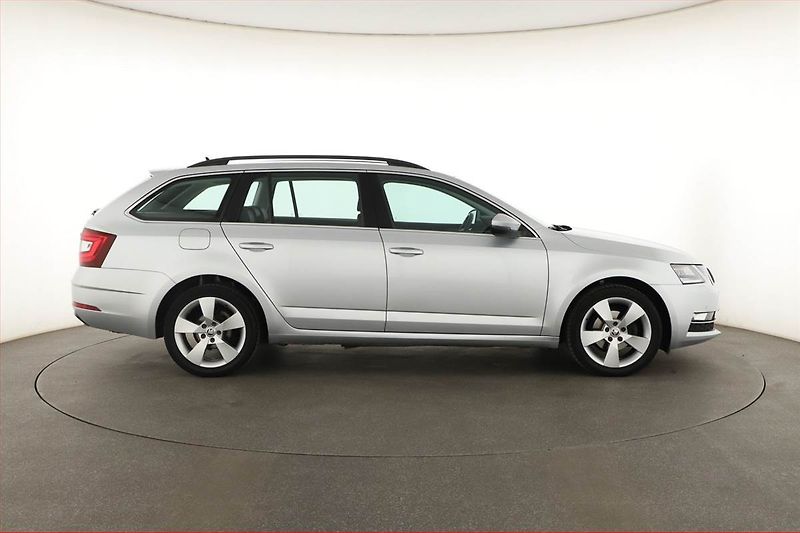 Škoda Octavia (2020) Style 1.6 TDI, Kůže, Tempomat - fotka 6 z 14