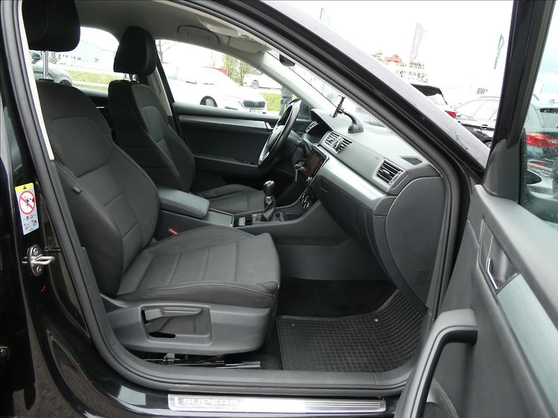 Škoda Superb 1,6 TDi 88kW DPH 2x kola - fotka 19 z 35