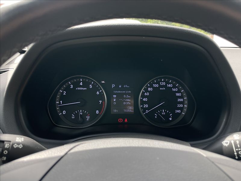 Hyundai i30 1,5 T-GDI AT7 Combi Smart PDC - fotka 9 z 19