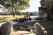 Daniel Ricciardo s vozem Red Bull RB7 F1 jezdí v terénu a překonává výzvy, které jsou pro Austrálii typické.
