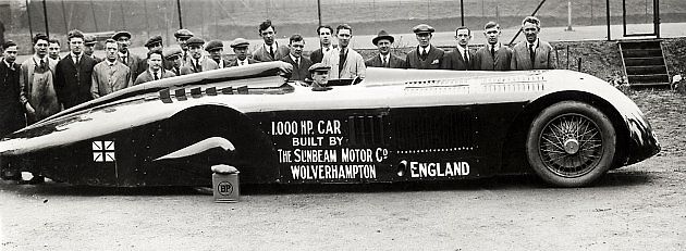 Rekordní vůz Sunbeam 1000HP s řidičem a týmem, co se podílel na jeho vzniku, vyfotografovaný ve Wolverhamptonu v roce 1927., zdroj: Wikimedia Commons, neznámý autor, volné dílo