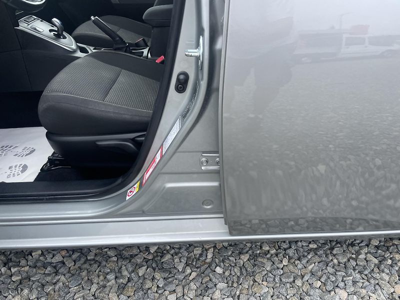 Toyota Auris 1.8i 16v HYBRID AUT SERVIS TOP - fotka 85 z 172