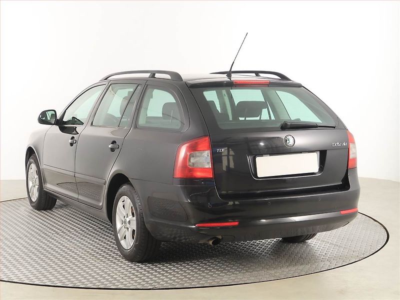 Škoda Octavia (2011) 1.6 TDI, Automat, Serv.kniha - fotka 4 z 17
