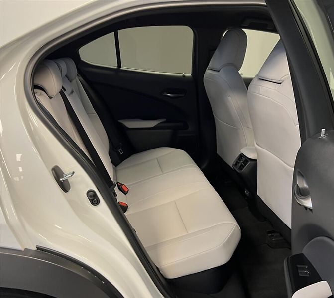 Lexus UX 300h 300H 2,0 HEV F SPORT DESIGN - fotka 9 z 17