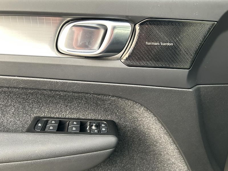 Volvo XC40 2.0  B4 Momentum Pro - fotka 31 z 31
