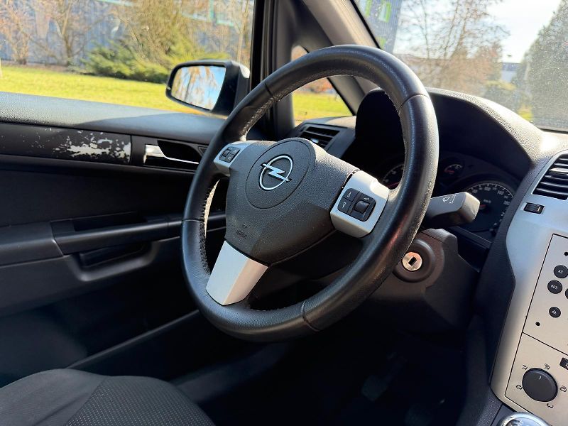 Opel Zafira 1,6 16V 7- místný + pneu  - fotka 21 z 24