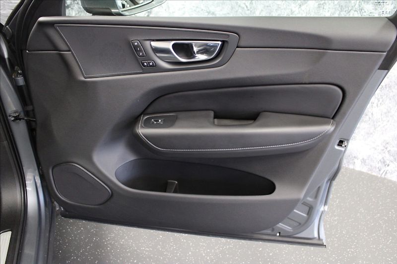 Volvo XC60 2,0 B4 AWD CZ PŮVOD - fotka 9 z 37