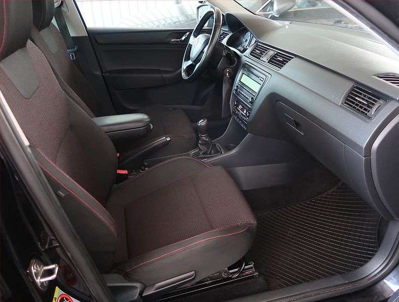 Škoda Rapid (2013) 1.6 TDI, Park. senzory - fotka 9 z 17