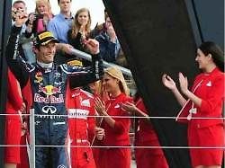 Mark Webber oslavuje vítězství ve Velké ceně Británie.
