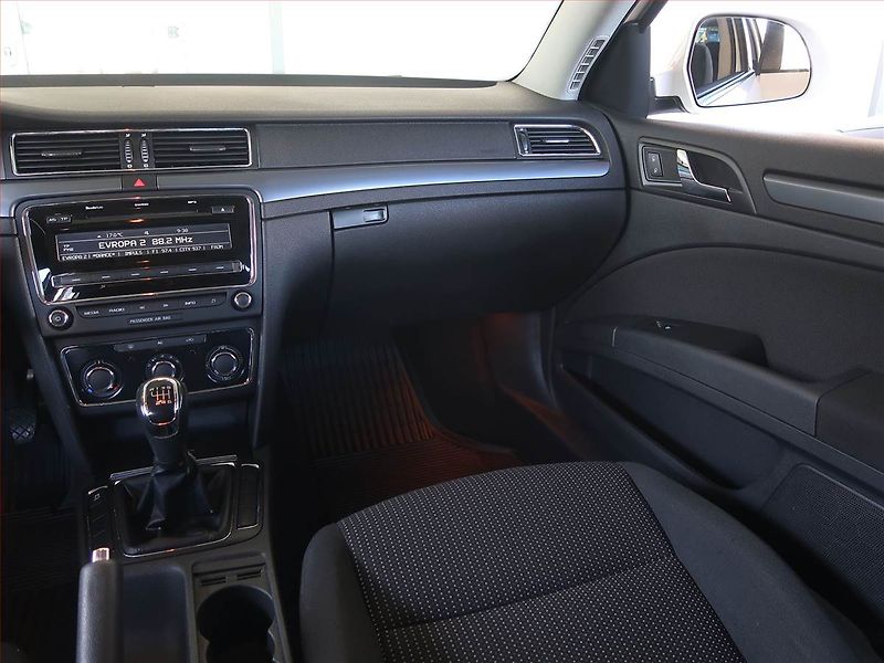 Škoda Superb (2011) 2.0 TDI - fotka 8 z 14
