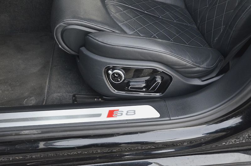 Audi S8 (2017) Plus 4.0 V8 605 PS Quattro - fotka 22 z 47