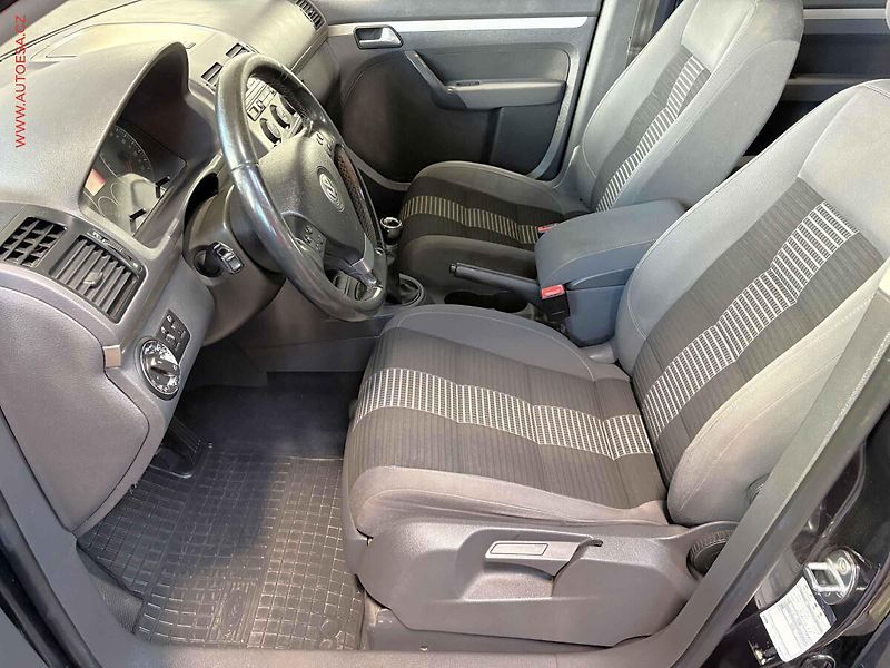Volkswagen Touran (2008) 2.0 - fotka 9 z 14