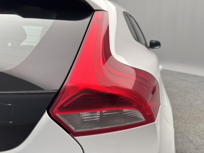 Volvo V40 D2 MOMENTUM CZ - fotka 19 z 39