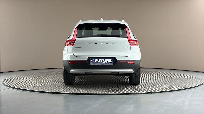 Volvo XC40 2.0 T3 AUT Momentum Pro - fotka 5 z 28