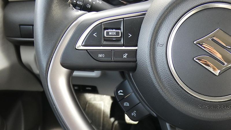 Suzuki Swift 1.2 DualJet mHEV Premium - fotka 12 z 23