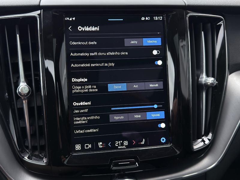 Volvo XC60 T6 AWD RECHARGE // 1.maj. //ČR - fotka 32 z 38