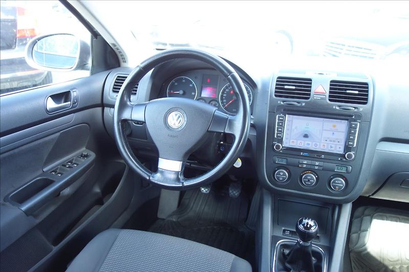 Volkswagen Golf 1,9 TDi 77KW, ČR, SERVIS. KN. - fotka 18 z 38