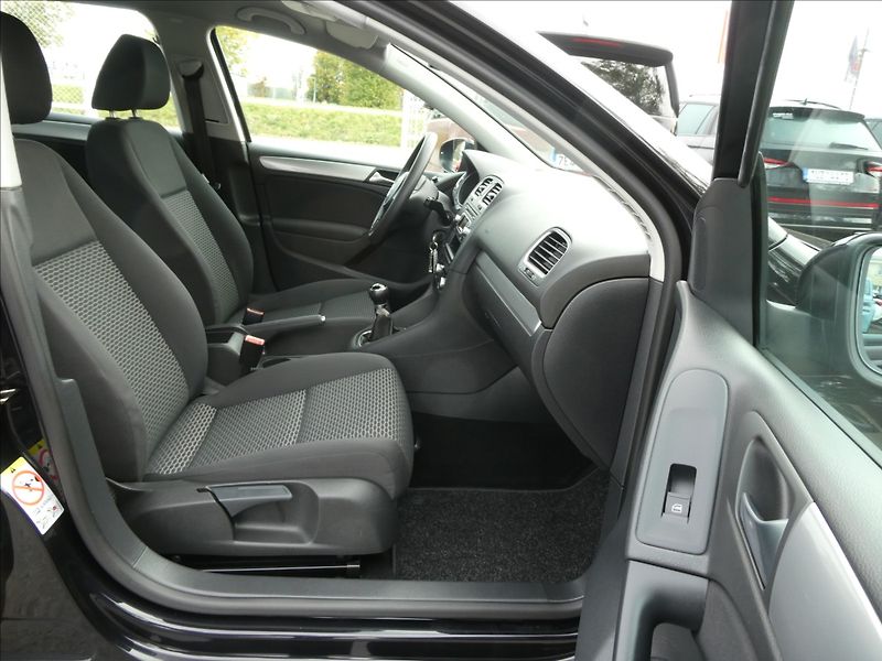 Volkswagen Golf 1,6 TDi 77kW serviska, závěs - fotka 24 z 43