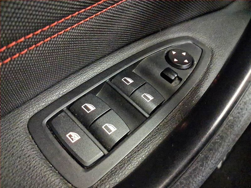 BMW X1 (2016) sDrive18d, Tempomat - fotka 16 z 18