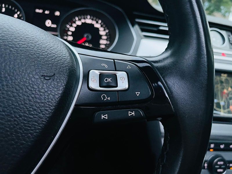 Volkswagen Passat 2.0TDI AUTOMAT VÝHŘEV SERVISKA - fotka 42 z 54