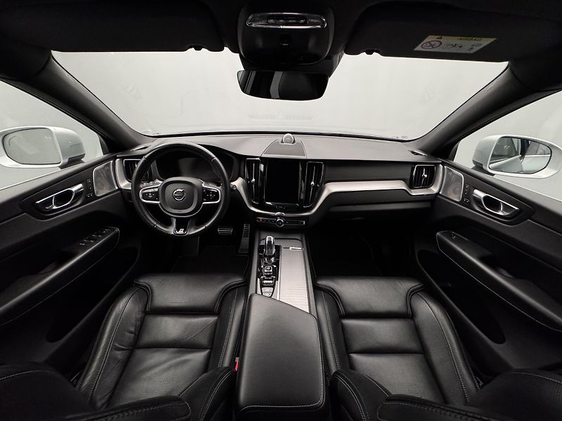 Volvo XC60 T8 AWD RECHARGE R-DESIGN AUT - fotka 2 z 51
