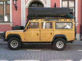 Vůz Land Rover Defender 110 Station Wagon Td5. Stejný model, vyrobený v roce 2003, si zahrál v seriálu Smrt v ráji, kde představoval policejní vozidlo.