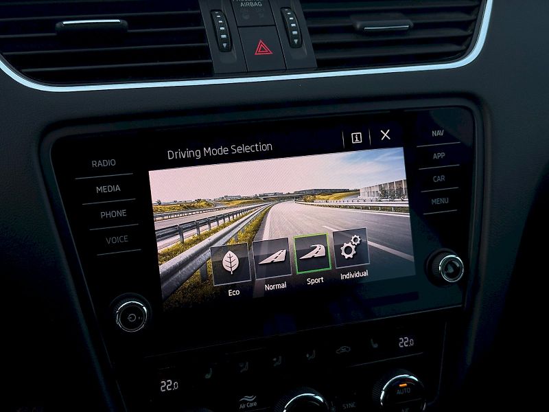 Škoda Octavia (2019) Combi 2.0 Tdi 135 kW DSG 4x4 L - fotka 19 z 27