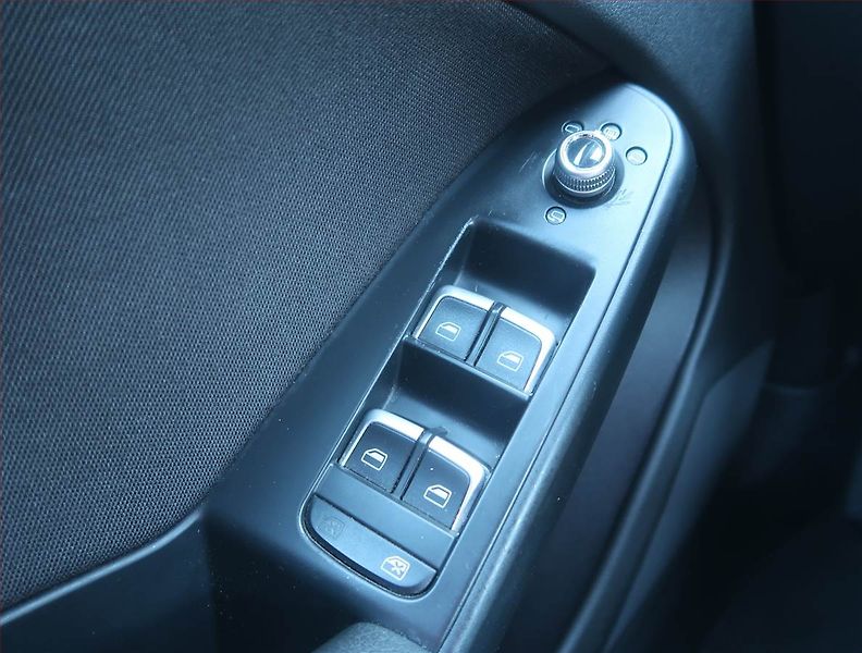 Audi A4 (2015) Attraction 2.0 TDI, 4X4 - fotka 15 z 15