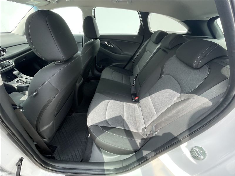 Hyundai i30 1,5 T-GDI AT7 Combi Smart PDC - fotka 12 z 19