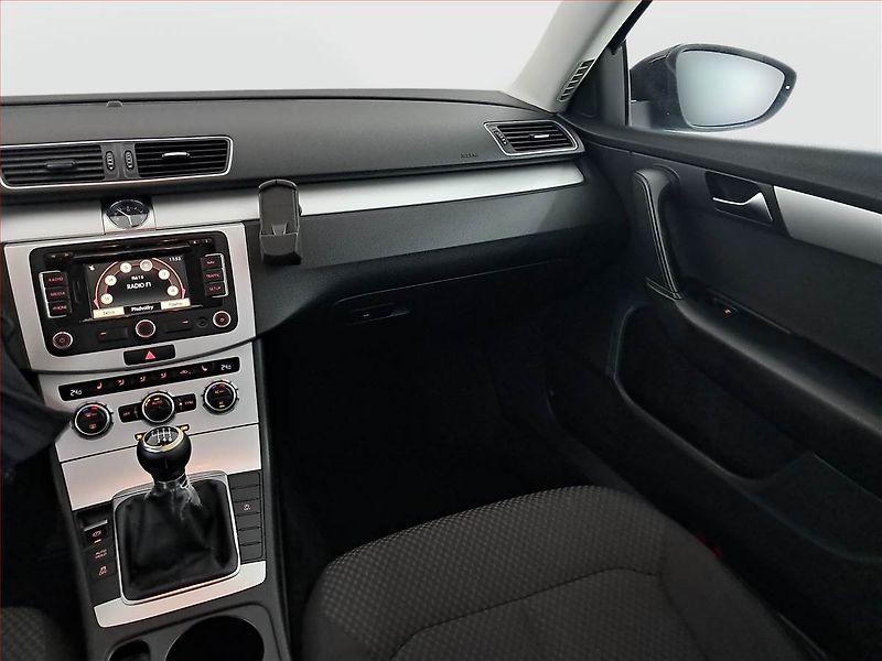 Volkswagen Passat (2011) Comfortline 2.0 TDI, po STK - fotka 8 z 18