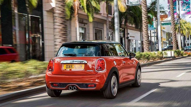 Mini Cooper S a Cabriolet.