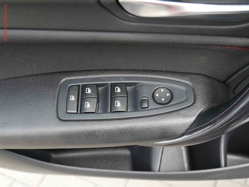 BMW Řada 1 (2012) 2.0D 116d, ČR, Bixen, park - fotka 12 z 22