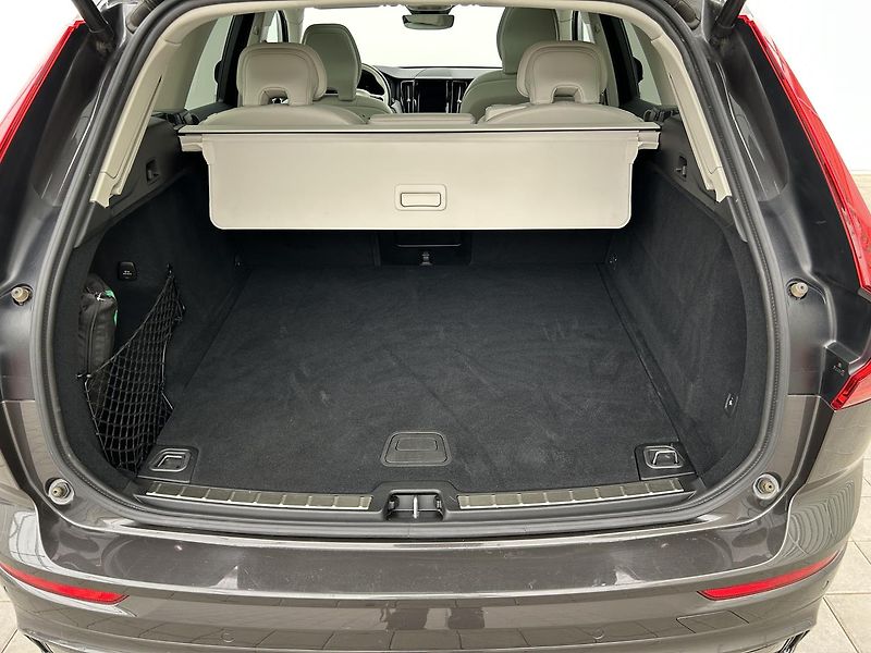 Volvo XC60 2.0  B4 4x4 PLUS  Black - fotka 29 z 32