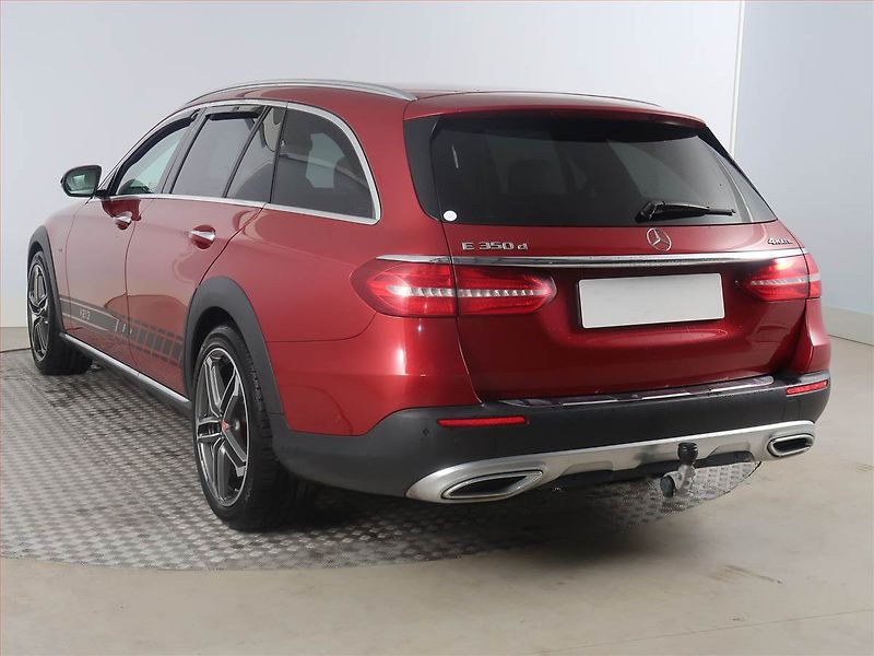 Mercedes-Benz Třídy E (2017) All-Terrain E 220 d 4MATIC - fotka 4 z 19
