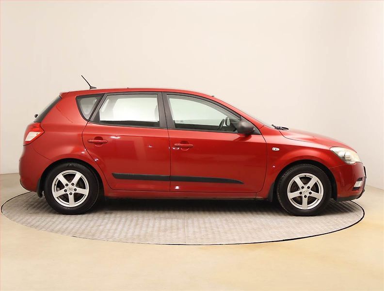Kia Ceed (2011) 1.4 CVVT, nová STK, v provozu - fotka 6 z 16