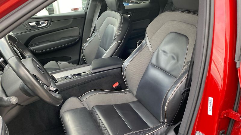 Volvo XC60 R-DESIGN, B4 AWD, 145+10 kW / - fotka 6 z 30