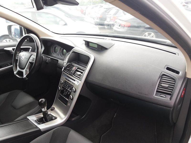 Volvo XC60 2.4D,129kW,KŮŽE ,SERVI.KNÍŽKA! - fotka 11 z 24