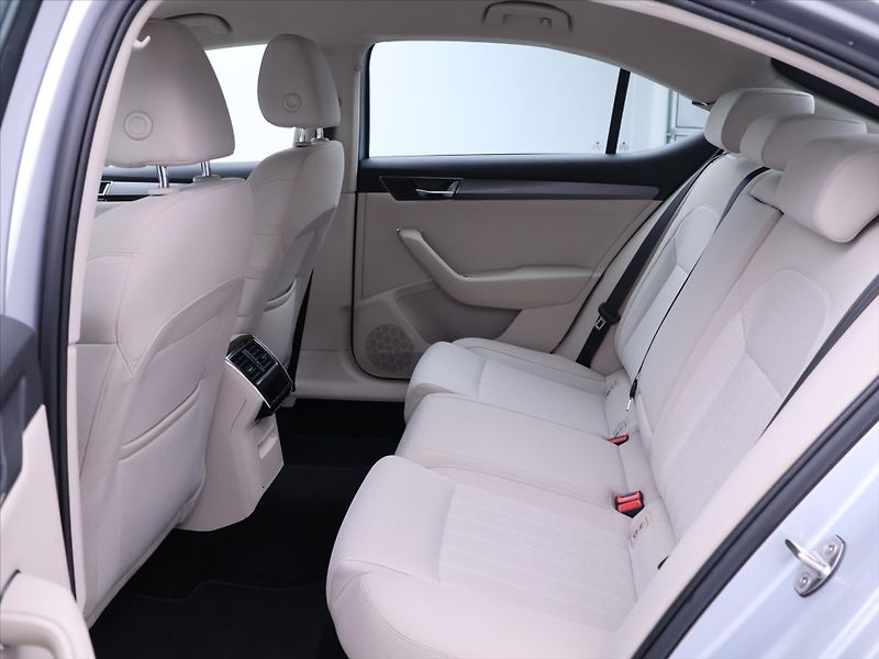 Škoda Superb 2,0 TDI DSG CZ Style 1.Maj DPH - fotka 13 z 30