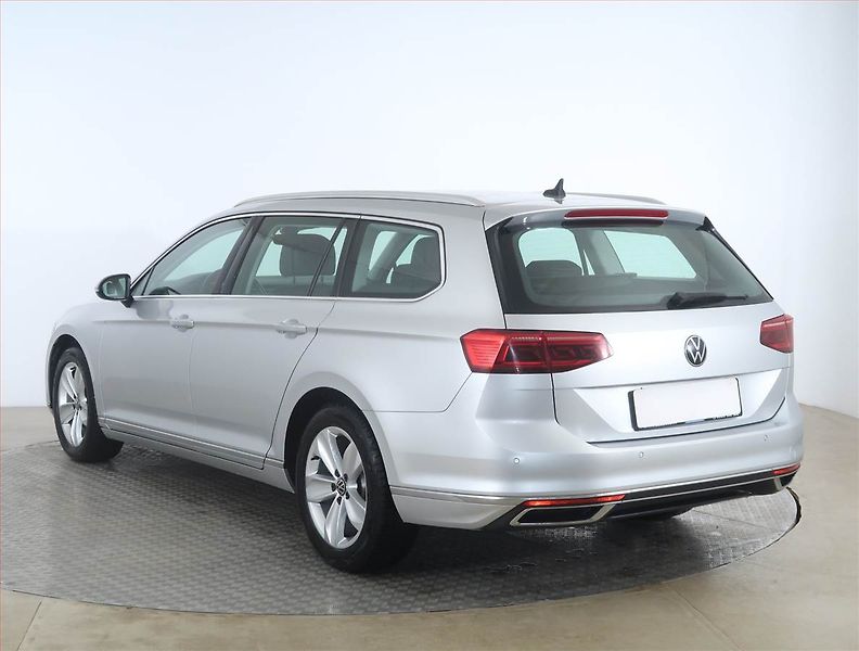 Volkswagen Passat (2021) 2.0 TDI, Automat, Kůže, Navi - fotka 4 z 20