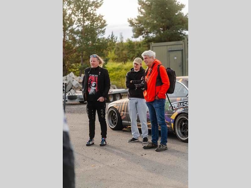 Ideální auta na blbnutí na uzavřených tratích? BMW a Subaru