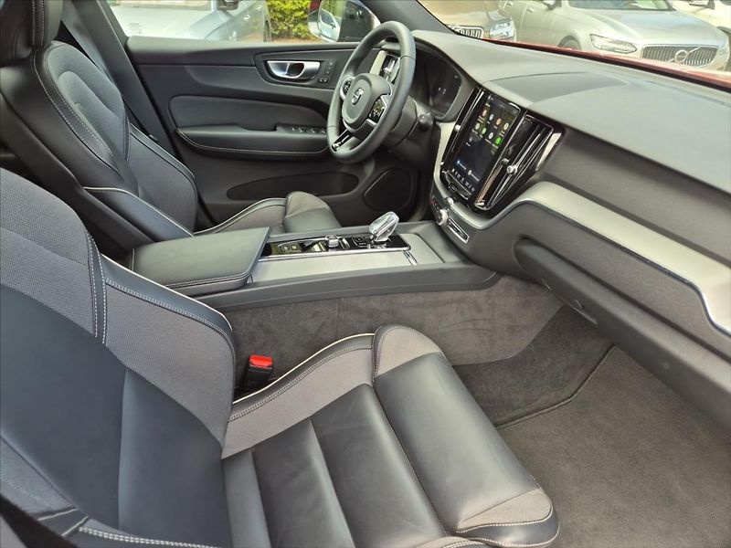 Volvo XC60 2,0 B4 AWD PLUS DARK - fotka 13 z 18