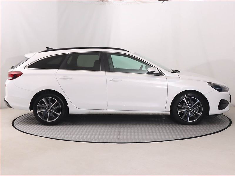 Hyundai i30 (2025) Premium 1.5 T-GDI MHEV 48V - fotka 6 z 19