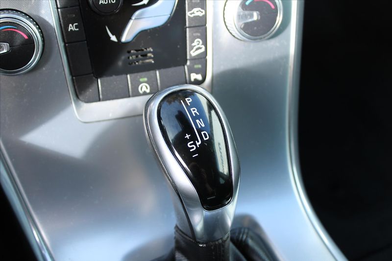 Volvo XC60 2.4D 140kW AWD SERVIS. KN. ČR - fotka 20 z 21