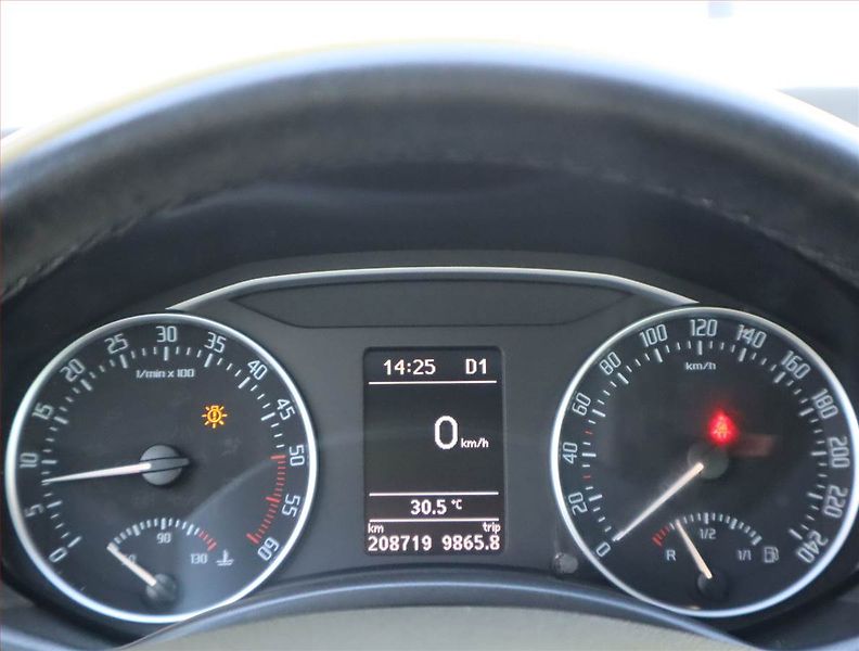 Škoda Octavia (2012) 2.0 TDI, Automat, Tempomat - fotka 10 z 17
