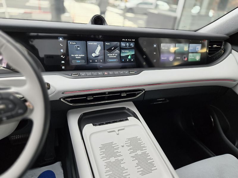Voyah FREE 318 REV (2025) REV 318 AWD Hybrid - fotka 17 z 18