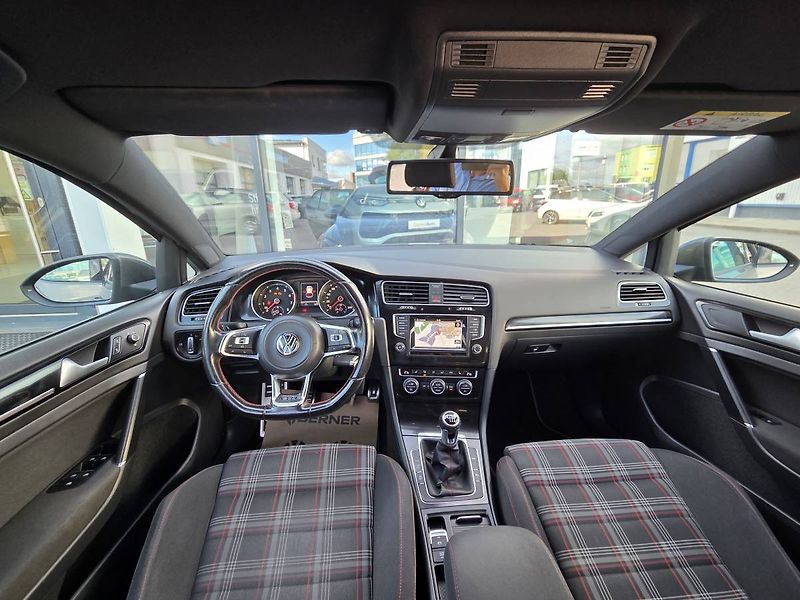 Volkswagen Golf 2.0 GTI - fotka 12 z 49