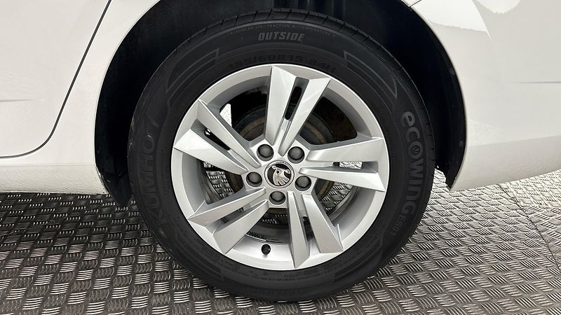 Škoda Fabia 1.0 TSI Ambition Combi - fotka 19 z 23