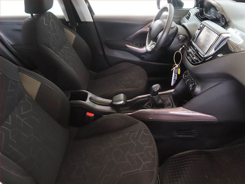 Peugeot 2008 (2016) Active 1.2 PureTech - fotka 9 z 13